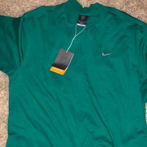 NWT- Men’s Medium short sleeve Nike golf shirt